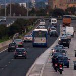Vista de l'autopista a Llucmajor (Mallorca) amb diversos vehicles vistos des de la part de darrera.
