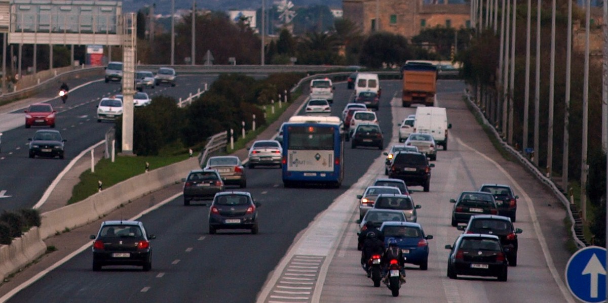 Vista de l'autopista a Llucmajor (Mallorca) amb diversos vehicles vistos des de la part de darrera.