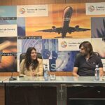 Un moment del Fòrum sobre Mobilitat Elèctrica en el tursime. A una taula, de cara al públic, hi ha quatre persones. A l'esquerra, el president d'Ecotxe, Alexandre Duran.